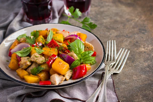 Zucca arrosto, carne, peperoni e cipolla rossa — Foto Stock