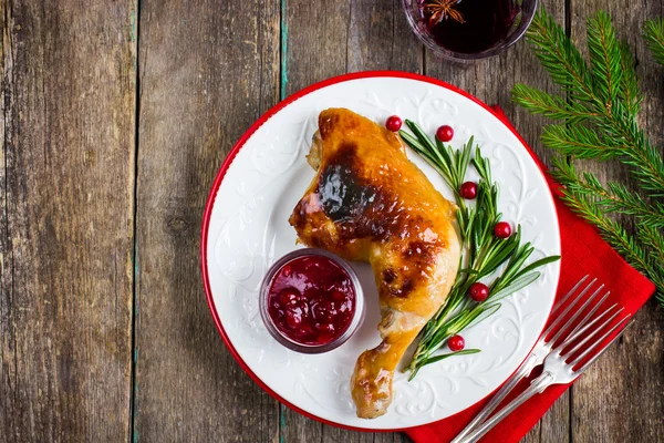 Gebraden kip met cranberry saus voor kerstdiner Stockafbeelding