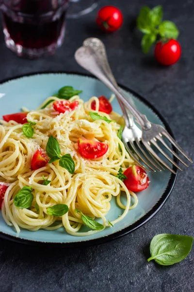 Pasta de espaguetis con tomates cherry, albahaca y queso parmesano — Foto de Stock