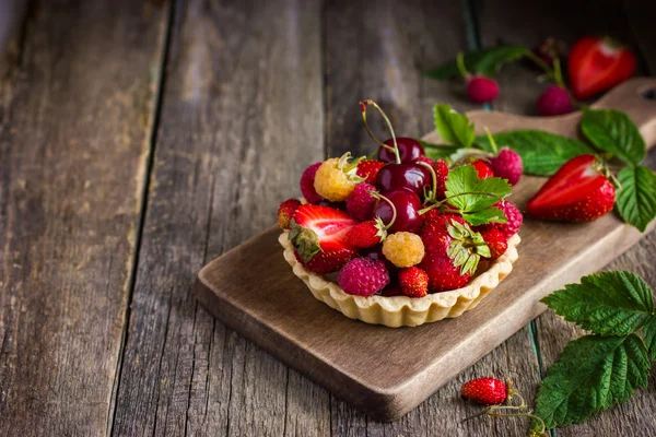 Тарт со свежими летними ягодами. — стоковое фото