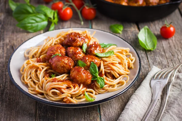 Spaghetti mit Frikadellen und Tomatensauce Stockbild