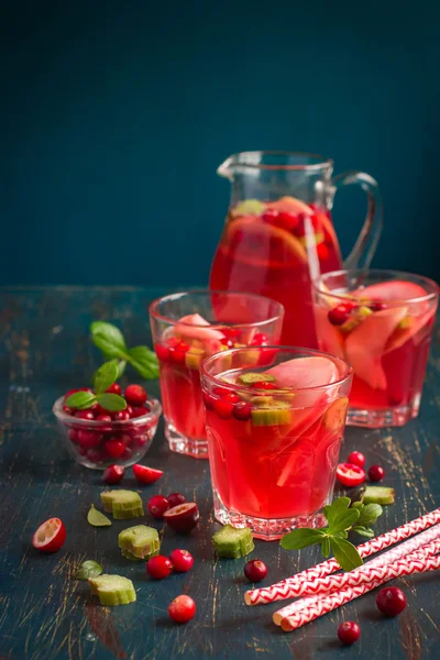 Apple, tranbär och rabarber drink, — Stockfoto