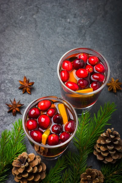 Vinho ruminado com cranberry e laranja — Fotografia de Stock