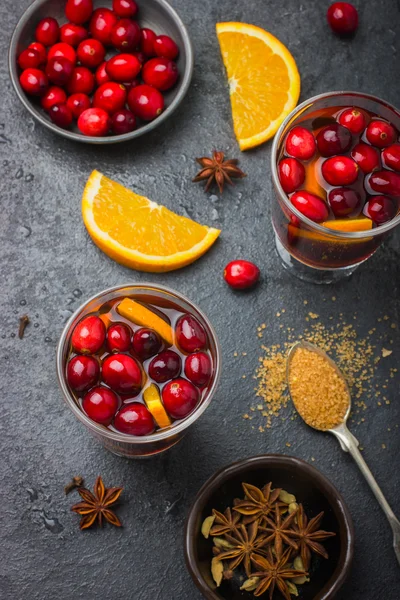 Vinho ruminado com cranberry e laranja — Fotografia de Stock