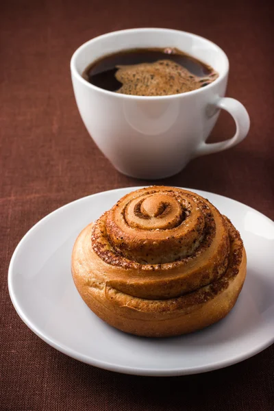 Kaneel rollen broodje en cuf koffie — Stockfoto