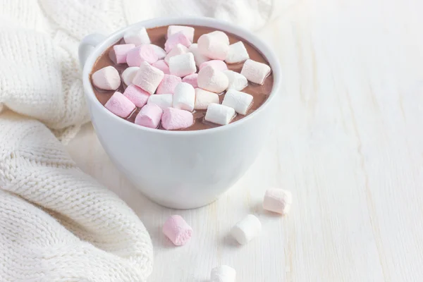 Kopp varm choklad med marshmallow — Stockfoto