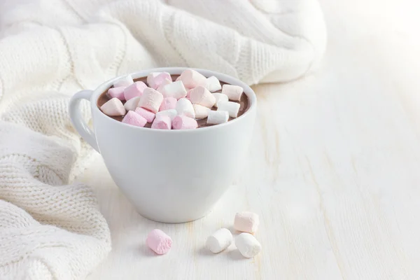 Kopp varm choklad med marshmallow — Stockfoto