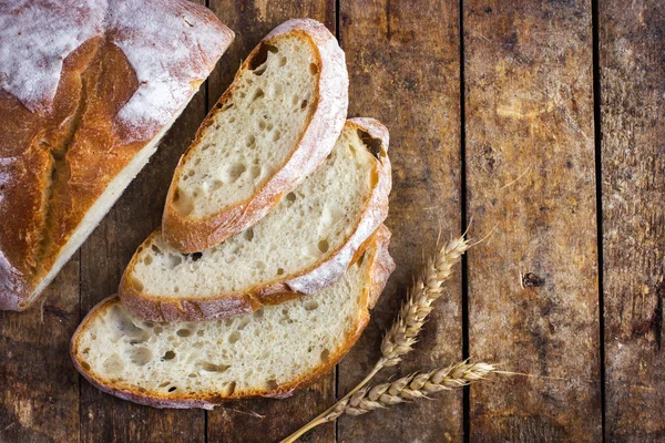 Frisch gebackenes Bauernbrot — Stockfoto