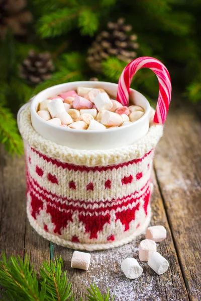 Mok met warme chocolade, murshmallow en candy cane, verpakt in een — Stockfoto