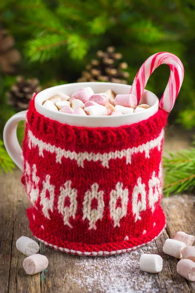 Κούπα με την καυτή σοκολάτα, murshmallow και καραμέλα ζαχαροκάλαμου, τυλιγμένο σε ένα — Φωτογραφία Αρχείου