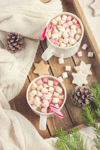 Mokken met warme chocolade, murshmallow en candy cane op houten tr — Stockfoto