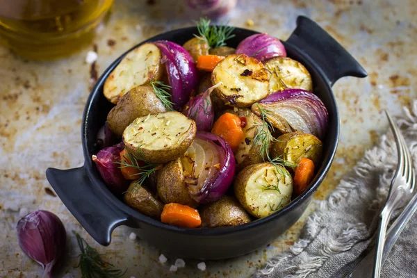 Pommes de terre rôties aux oignons, carottes et ail — Photo