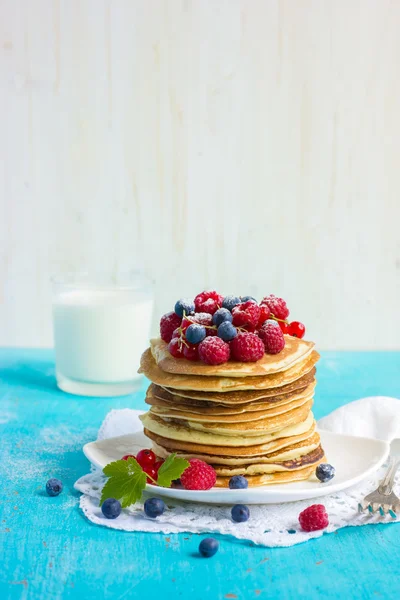 Pancakes with fresh summer berries — Stock Photo, Image