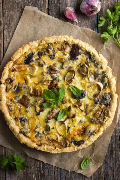 Quiche con funghi, porri e formaggi — Foto Stock