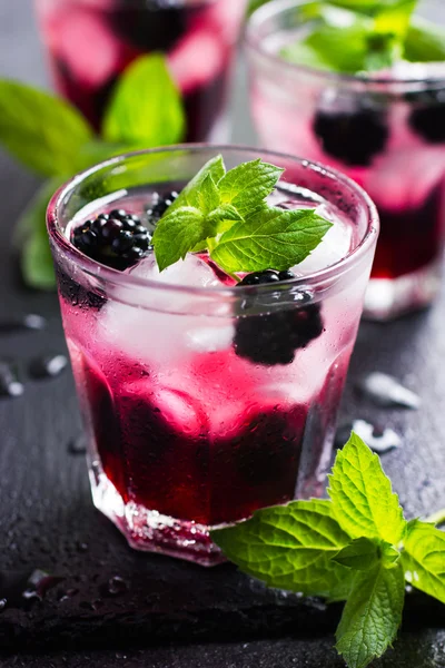 Uppfriskande cocktail med blåbär, is och mynta, — Stockfoto
