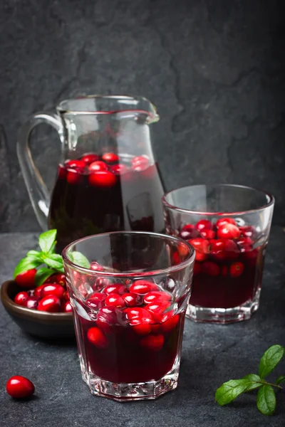 Refreshing cranberry drink and fresh berries — Stock Photo, Image