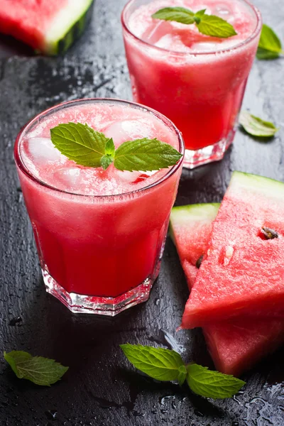 Osvěžující meloun koktejl s ledem a mátou — Stock fotografie