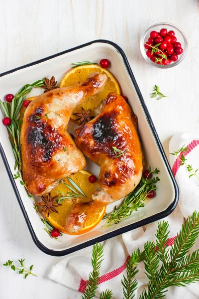 Cuisse de poulet rôtie aux herbes orange et épicées — Photo