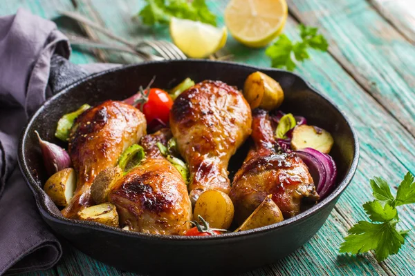 Roasted chicken legs with vegetables — Stock Photo, Image