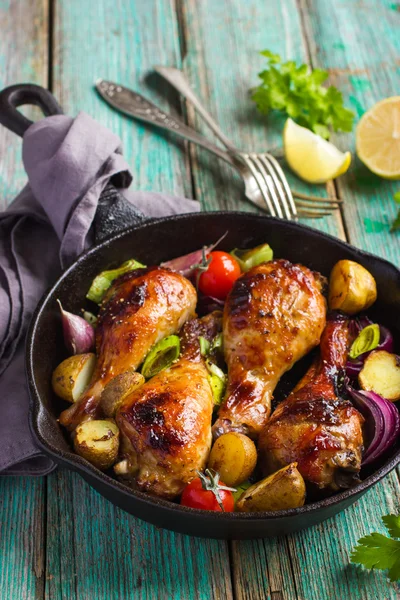 Rostade kycklingben med grönsaker — Stockfoto
