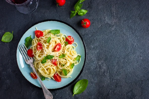 Špagety těstoviny s cherry rajčaty, bazalkou a parmezánem sýr — Stock fotografie