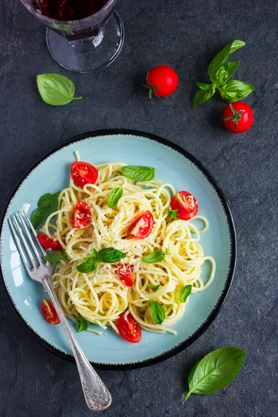 Pastas espagueti con tomates cherry, albahaca y queso parmesano — Foto de Stock