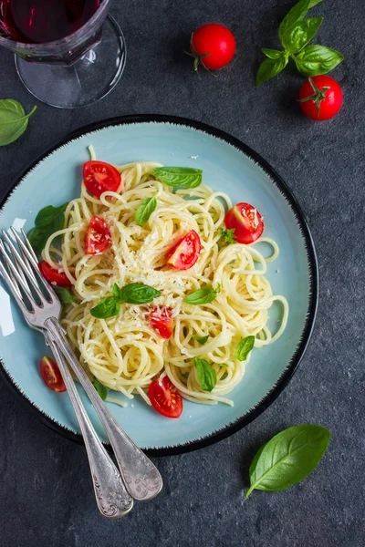 Pasta de espaguetis con tomates cherry, albahaca y queso parmesano — Foto de Stock