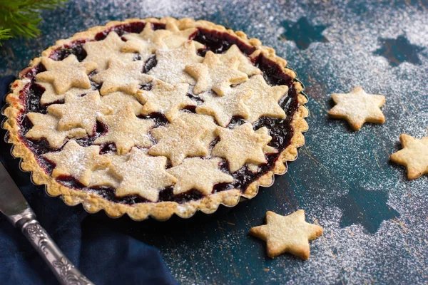 Torte mit Beerenmarmelade und Keksen — Stockfoto