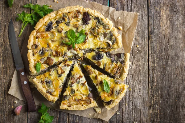 Tart with mushrooms, leek and cheese — Stock Photo, Image