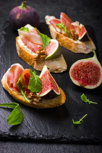 Bruschetta z fig, prosciutto i rukolą — Zdjęcie stockowe