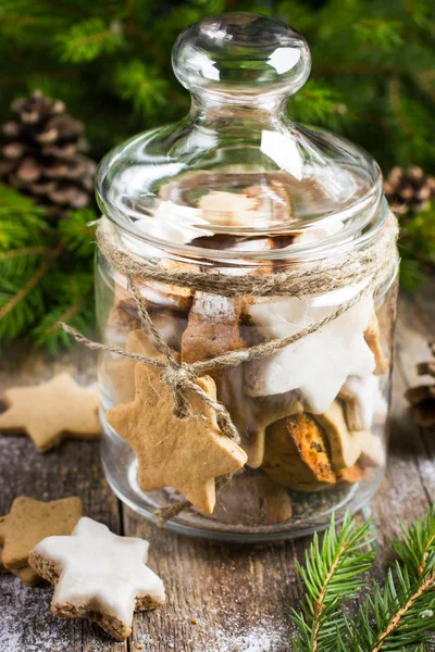 Biscoitos de Natal em frasco de vidro — Fotografia de Stock