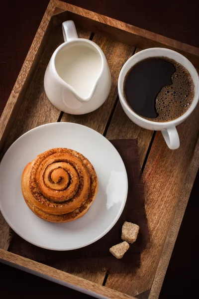 Tarçın rulo, fincan kahve ve krem ahşap tepsi — Stok fotoğraf