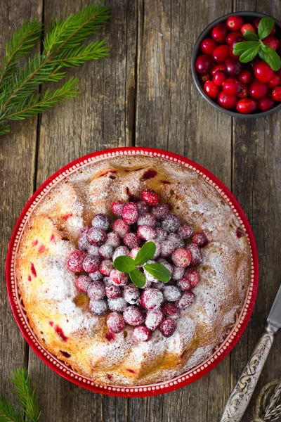 Brusinkový dort s moučkovým cukrem a čerstvé jahody — Stock fotografie