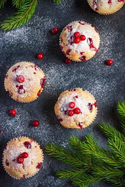 Áfonya muffin és a friss bogyós gyümölcsök — Stock Fotó