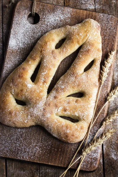 Подають свіжу випічку Fougasse, традиційний французький хліб, — стокове фото