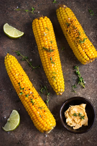 Gegrilde maïs met knoflook en chili boter — Stockfoto