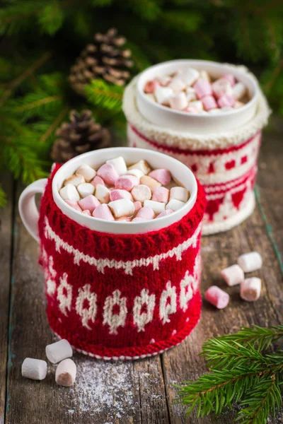 Κούπες με ζεστή σοκολάτα και murshmallow, τυλιγμένο σε ένα χειμώνα ΚΝι — Φωτογραφία Αρχείου