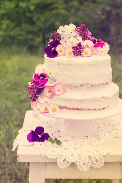 Naga tort weselny — Zdjęcie stockowe