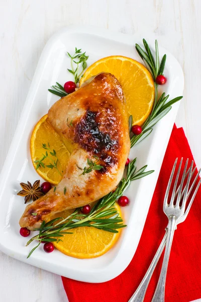 Coscia di pollo arrosto con erbe arancio e piccanti — Foto Stock