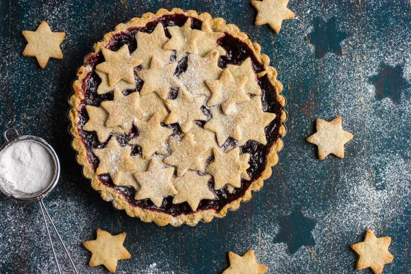 Koláč s marmeládou bobule a soubory cookie — Stock fotografie