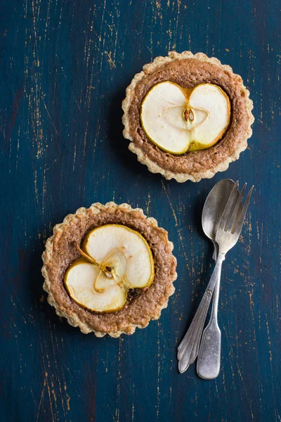 Whole wheat tarts  with chocolate frangipane and apple — Stock Photo, Image