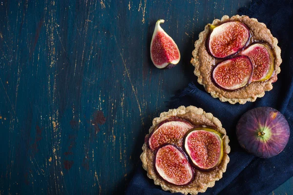 Volkoren tarwemeel taartjes met chocolade frangipane en vijgen — Stockfoto