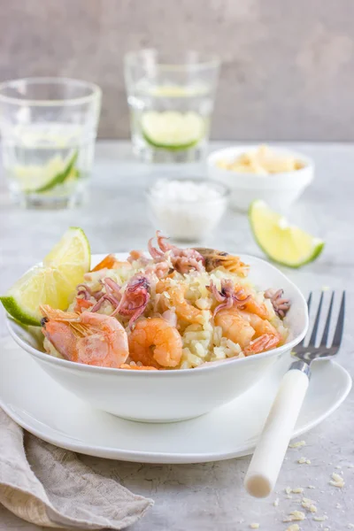 Schüssel mit köstlichen Meeresfrüchten Risotto — Stockfoto