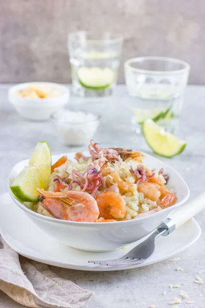 Tigela de delicioso risoto de frutos do mar — Fotografia de Stock