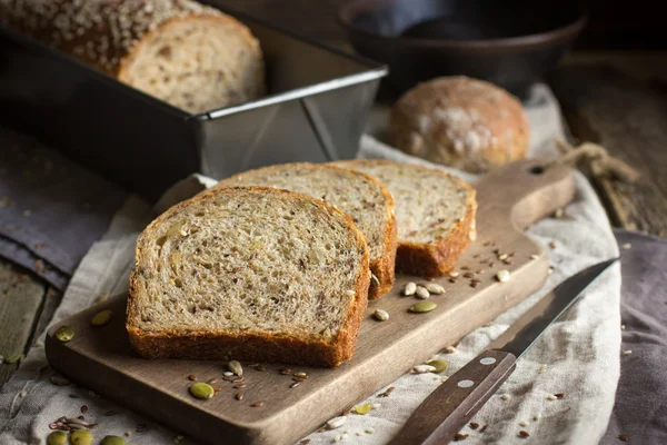 Friss multigrain kenyér rusztikus háttér — Stock Fotó