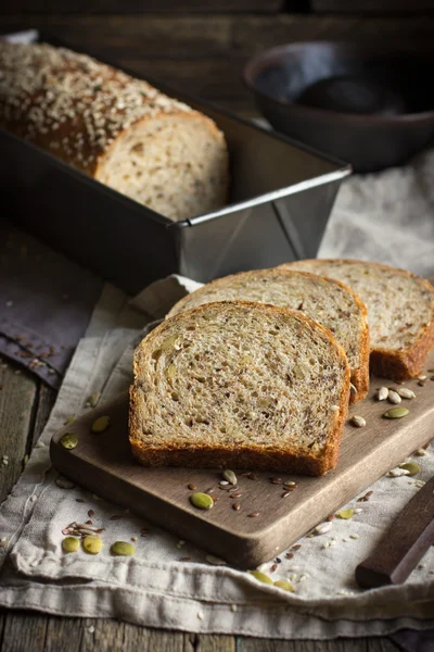 Свежий многозерновой хлеб на деревенском фоне — стоковое фото