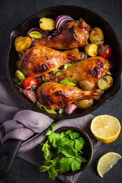 Rostade kycklingben med grönsaker — Stockfoto