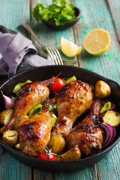 Cosce di pollo arrosto con verdure — Foto Stock