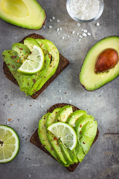 Avokado ile baharatlı çavdar tost — Stok fotoğraf