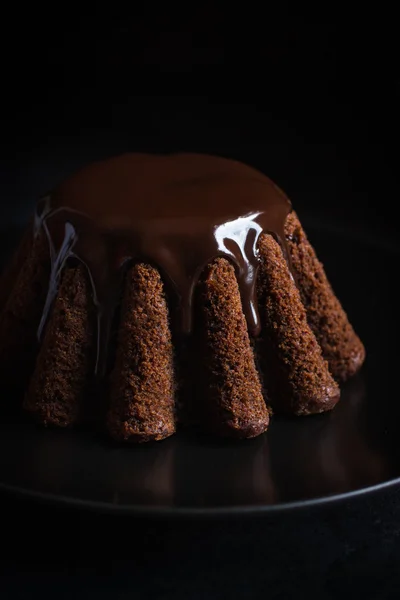 Schokoladenkuchen mit Schokoladenglasur dekoriert — Stockfoto